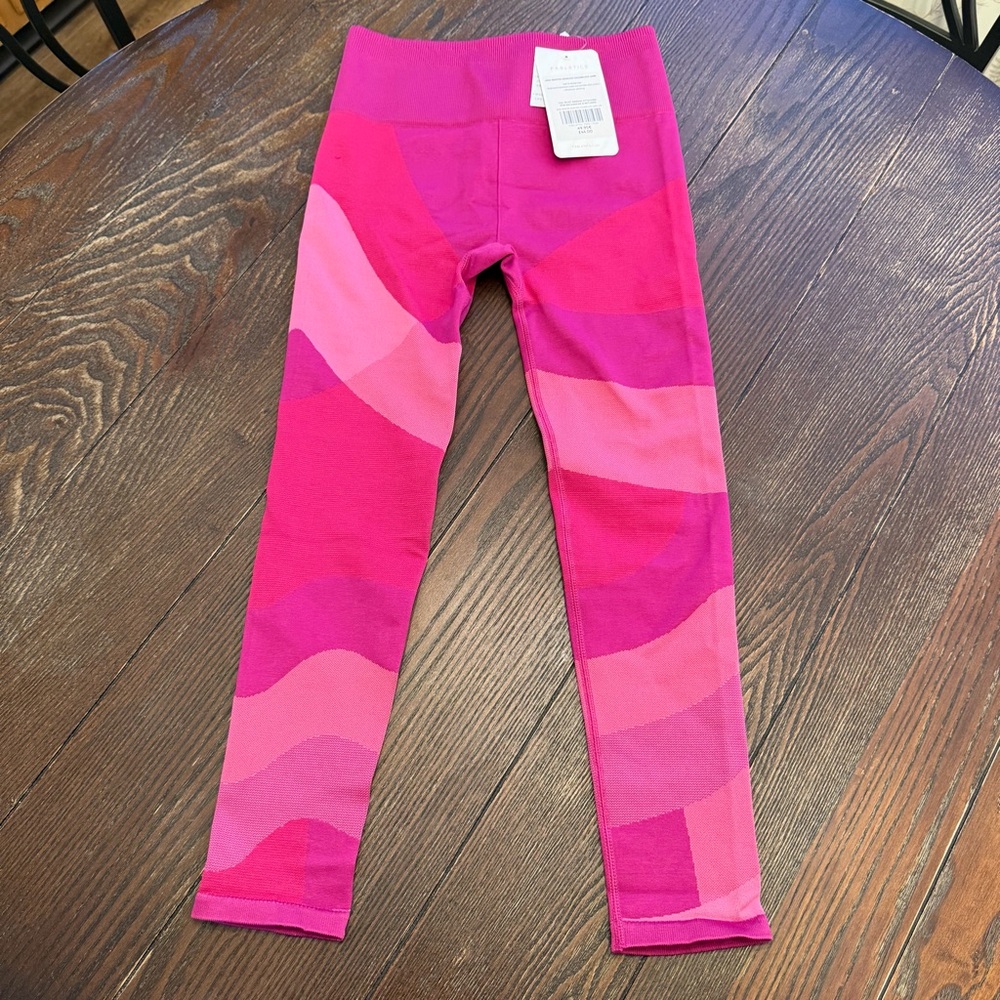 NWT Fabletics Pink Women’s High Wasted Seamless Capri Leggings Size S